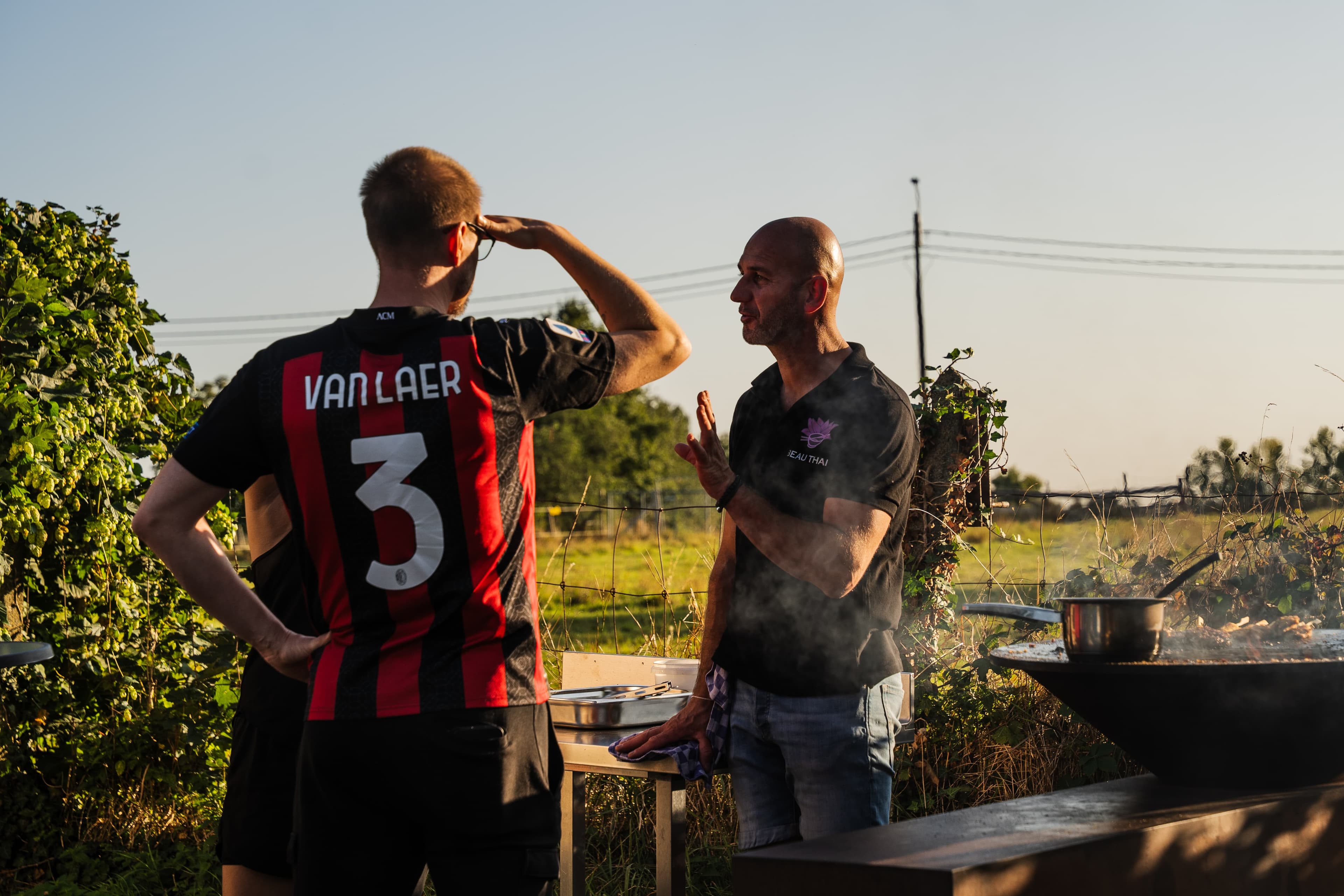 Gezellig samenzijn bij de barbecue tijdens de Afterwork