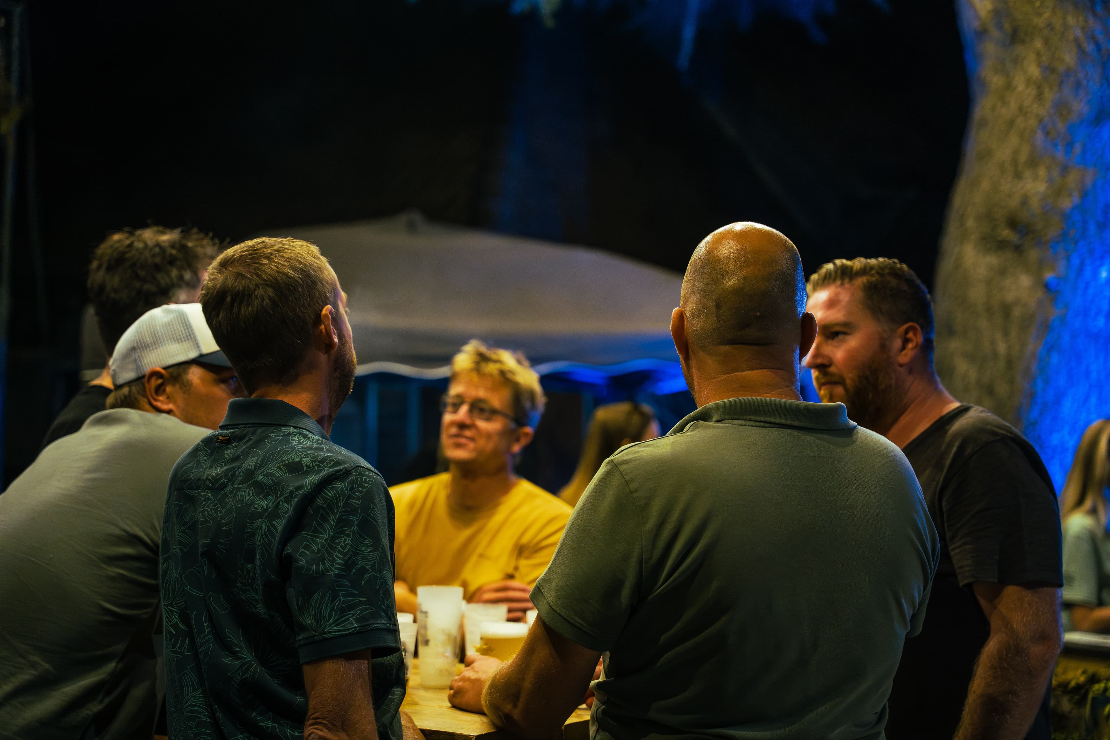 Vrienden rond een tafel tijdens een vorige Strafwerk Afterwork